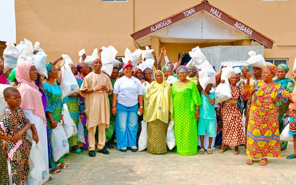Beneficiaries and volunteers gathered with food parcels outside Agbara town hall